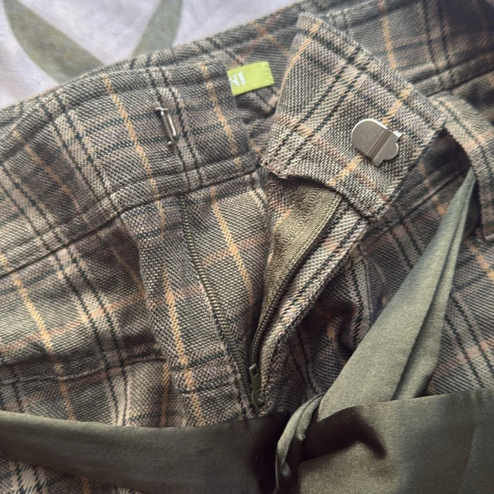 Gianni Bini Green Plaid Belted Shorts - Picture 6 of 7
